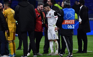 Anthony Lopes et Houssem Aouar ont tenté de calmer les ultras lyonnais après les échauffourées survenues au coup de sifflet final.