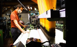 Les Tissages de Charlieu, spécialisés dans la confection de tissus jacquard réalise depuis dix jours des masques en tissu pour aider face à la pénurie immense de masques observée en France.