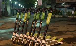 Les trottinettes Lime sont ramassées chaque soir par des «juicers» rémunérés.