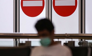 Un passager à l'aéroport de Sydney, le 16 mars 2020.