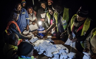 Des observateurs contrôlent le comptage des voix, le 30 juillet 2018 dans la banlieue d'Harare.