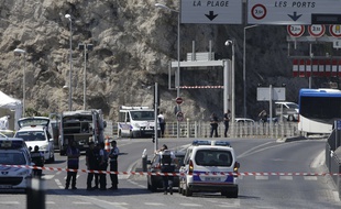 Les enquêteurs peu après l'arrestation de la fourgonnette à Marseille le 21 août 2017.