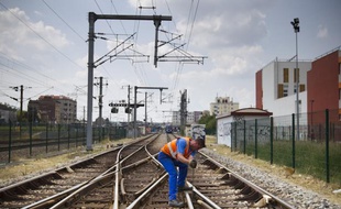 Le 15 juillet 2013 en Gare de Bondy (Seine-Saint-Denis), des agents de la SNCF inspectent et resserrent si besoin les éclisses des aiguillages des voies ferrées après l?accident ferroviaire de Bretigny-sur-Orge.