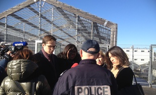 Les députés LREM Pacôme Rupin, Laëtitia Avia, Emilie Chalas et Paula Forteza discutent avec un policier dans le centre de rétention administrative de Paris Vincennes, le 12 février 2018.