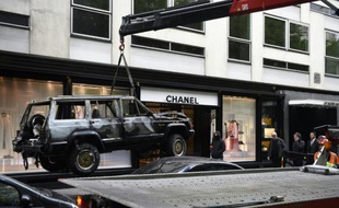 La boutique Chanel de la rue de Montaigne à Paris, victime le 28 avril 2016 d'un cambriolage après que sa devanture a été percutée par un véhicule 4X4