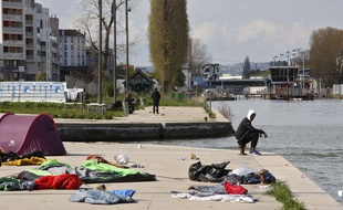 Un migrant le long du Canal Saint Denis, le 13 avril 2018. AP Photo/Thibault Camus