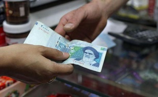 La dégringolade de la monnaie iranienne, le rial, s'est accélérée lundi avec une chute d'environ 17% en une journée, celui-ci atteignant son niveau historique le plus bas, résultat d'une pénurie de devises fortes en raison des sanctions occidentales.