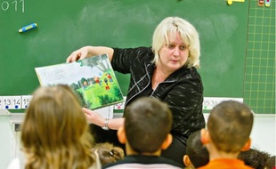 Michèle Picard, maire de Vénissieux, lors d'une lecture à l'école Jean-Moulin, en 201.