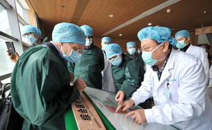 Des experts de l'OMS à Wuhan en Chine le 24 février 2020.