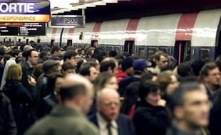 Grève des transports parisiens dans le RER B. Illustration.