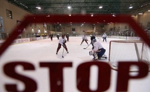 Les représentants des joueurs ont rencontré dimanche pendant deux heures et demie les dirigeants de la Ligue nord-américaine de hockey sur glace (LNH) pour discuter de la nouvelle offre de convention collective formulée par les propriétaires des franchises.