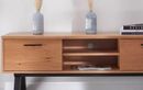 Votre salon manque d’allure ? Ce meuble TV scandinave chêne naturel/noir est à 275 € chez JYSK – craquez sans vous ruiner !