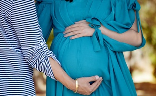 Les couples de femmes peuvent bénéficier du congé de paternité et d'accueil à l'enfant depuis 2013.