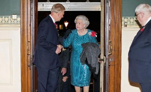 La reine d'Angleterre Elizabeth II arrive au Royal Albert Hall de Londres le 8 novembre 2014