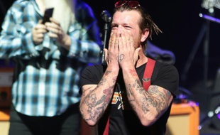 Jesse Hughes, chanteur et guitariste des Eagles of Death Metal, le 16 février 2016 sur la scène de l'Olympia à Paris