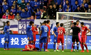 Un joueur chinois a été suspendu de salaire pour avoir mis une semelle au Belge Alex Witsel, une des stars du championnat, le 11 mars 2017.