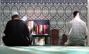 Après l'attaque de Saint-Quentin-Fallavier. LE 26 JUIN 2015 (Isere), les musulmans ont observé un moment de silence et de prière à la mosquée de Villefontaine afin de rendre hommage à la victime. KONRAD K./SIPA