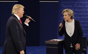 Donald Trump face à Hillary Clinton lors du second débat présidentiel, le 9 octobre 2016.