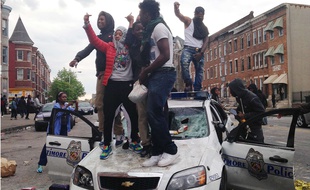 Des émeutiers à Baltimore aux Etats-Unis, le 27 avril 2015.