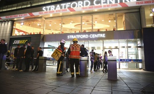 Les services de secours devant le Stratford Center, à Londres, après une attaque à l'acide, le 23 septembre 2017.