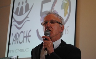 Jean-Pierre Crémieux, cofondateur de L'Arche, est le premier handicapé mental à recevoir la Légion d'honneur.