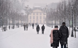 Ce week-end, la neige s'invitera presque partout en France, comme ici à Strasbourg, et dès ce mardi, la chute des températures devrait s'accentuer, avec des pointes à -15 degrés notamment dans l'Est.