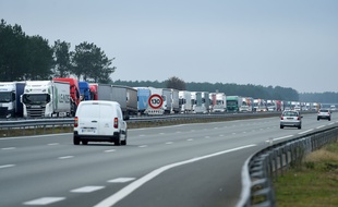 Des routiers menaient samedi 7 décembre 2019 des actions de blocage sur plusieurs grands axes à travers la France pour protester contre la hausse de leurs taxes sur le gazole.
