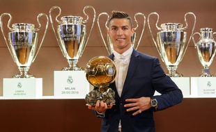 Cristiano Ronaldo recevant son quatrième Ballon d'Or