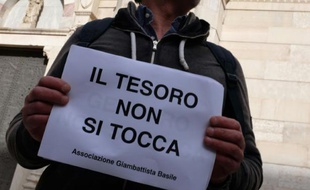 Une affiche "ne pas toucher au trésor" est brandie lors d'une manifestation, le 5 mars 2016 à Naples, pour protester contre la prise de contrôle par l'Eglise catholique du trésor de San Gennaro