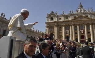 Le pape, place Saint-Pierre au Vatican le 8 avril 2018.