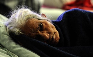 Un survivant de la catastrophe de Bhopal, en Inde, qui souffre de problèmes respiratoires, à l'hôpital, le 1er décembre 2014