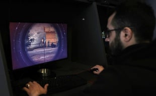 Un homme teste le nouveau jeu vidéo lancé par le Hezbollah, le 28 février 2018 à Beyrouth.