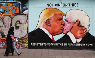 Donald Trump et Boris Johnson sur une fresque à Bristol pendant la campagne du réferendum sur le Brexit, le 24 mai 2016.