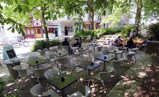 La terrasse du bar Le Vieux Saint-Etienne à Rennes.