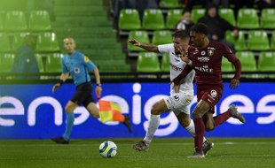 Manuel Cabit au duel avec Andy Delort lors d'un Metz-Montpellier, le 2 novembre 2019.