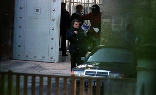 Bernard Tapie sort de la prison de Luynes (Bouches-du-Rhône) à l'occasion d'une permission.
