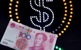 Un yuan plus fort permettra à la Chine de "s'orienter vers une production à plus forte valeur ajoutée, réformer son système financier et encourager la demande intérieure", a déclaré M. Geithner à l'ouverture de deux jours de "dialogue stratégique et économique" entre les deux puissances.