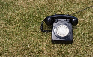 Un téléphone fixe.