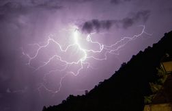 Un automobiliste tué par la chute d’un arbre pendant un orage en Savoie