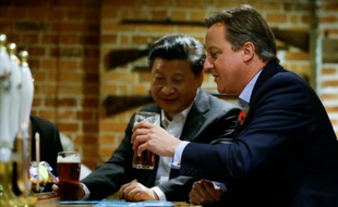 Le Premier ministre britannique David Cameron (D) et le président chinois Xi Jinping dans un pub de Londres, le 22 octobre 2015