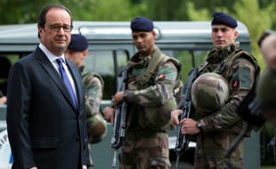 François Hollande passe en revue les hommes de l'opération Sentinelle au fort de Vincennes, le 25 juillet 2016