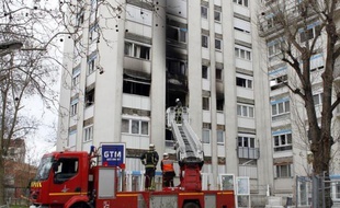 Deux frères de six et dix ans sont morts dimanche dans l'incendie à Saint-Denis d'un appartement d'un petit immeuble d'habitation, un sinistre probablement d'origine accidentelle qui a provoqué l'évacuation de 150 habitants.