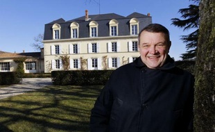 Le logo Agriculture biologique (AB) va apparaître au printemps sur l'étiquette d'un 1er grand cru du Bordelais, celle du millésime 2011 de Château Guiraud, dans le Sauternes, une première qui pourrait inspirer d'autres grands noms du vignoble.