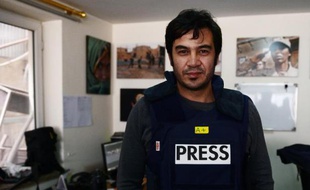 Portrait du journaliste de l'AFP Sardar Ahmad, mort dans un attentat perpétré à l'hôtel Serena, pris le 20 mars 2014 au bureau de l'Agence France-Presse à Kaboul
