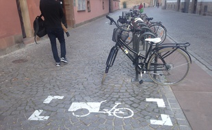 Strasbourg, le 4 septembre 2015 - Emplacement pour un vélo cargo devant l'école maternelle et primaire Saint-Thomas.