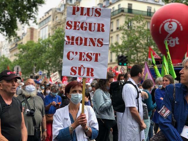  Karine manifeste sa colère et ses attentes pour sauvegarder l'hôpital public, notre 