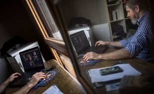 Un télétravailleur en pleine séance de visioconférence à Nantes, en mai 2020.