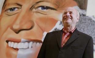 James Rosenquist en 2004 devant sa toile «President Elect», au musée Guggenheim de Bilbao (Espagne), qui lui consacrait alors une exposition.