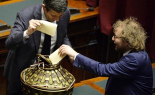 Le ministre des Transports, Maurizio Lupi (g) vote pour l'élection du président de la République, le 30 janvier 2014, au Parlement à Rome