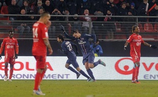 Paris s'est largement imposé mardi à Valenciennes (4-0), lors de la 17e journée, grâce notamment au premier triplé en Ligue 1 de Zlatan Ibrahimovic, et reste au contact de Lyon, qui jouera mercredi soir contre Nancy.